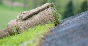 Como assentar grama em taludes